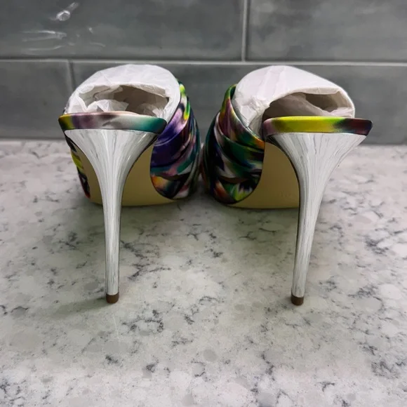 Guess  Addey 2 Blue Fabric Floral Pumps Size 7.5 NIB - Picture 3 of 9